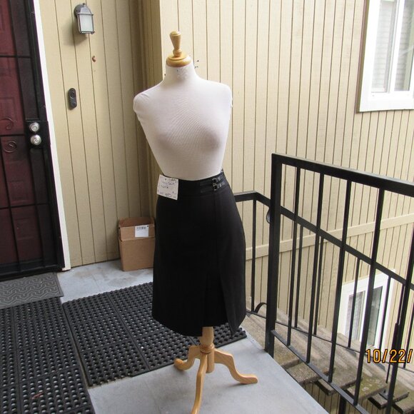 #519  NEW WOMEN'S BLACK SKIRT BY BLACK & WHITE (SIZE 16) - Picture 1 of 4